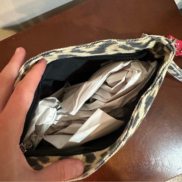 VIRAL No Boundaries Leopard Print Hobo Bag and Pouch with Keychain - Picture 7 of 8